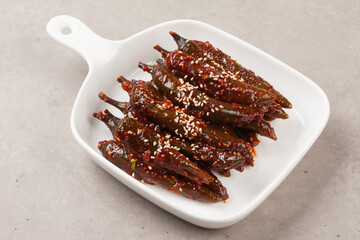 Food eaten by soaking red pepper in soy sauce, soybean paste, or red pepper paste.
