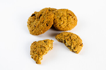 Galleta de avena en fondo blanco