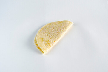 Tortilla en fondo blanco