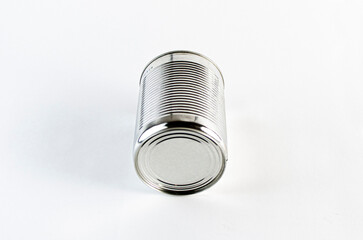 Lata enlatado en fondo blanco