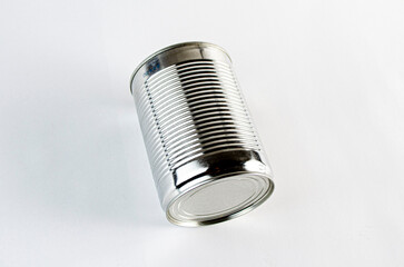 Lata enlatado en fondo blanco