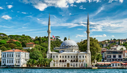 Fototapeta na wymiar Mosque on the river