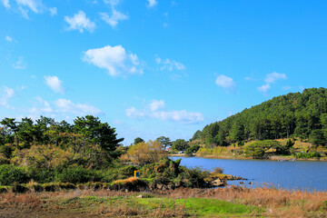 대한민국 제주도에 있는 수산 저수지 라고 부르는 저수지의 아름다운 풍경이다