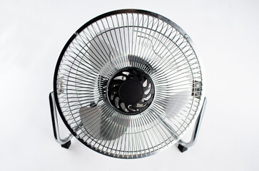 Ventilador gris en fondo blanco