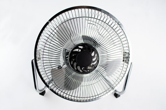 Ventilador gris en fondo blanco