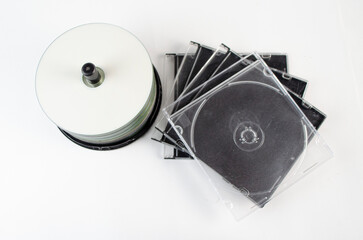 Discos compactos CD en fondo blanco