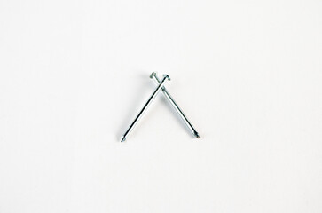 Clavo en fondo blanco