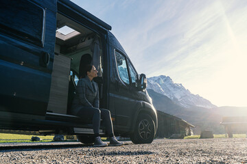 Frau mit ihrem Camper Van in der Natur 