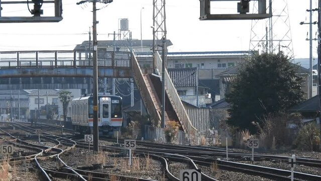 美濃太田駅に到着するキハ75系普通列車
