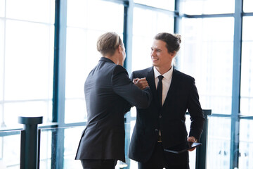 Fototapeta premium businessman shaking hands with friends and having fun in the office