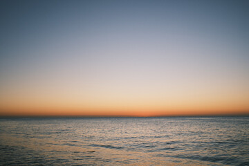 Obraz premium The sun rises over the ocean