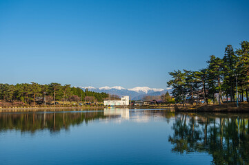 春の千人塚公園と中央アルプス