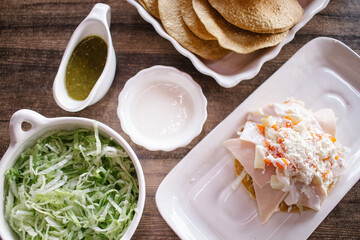 Tostada de jamón con papas y zanahoria, crema y queso 