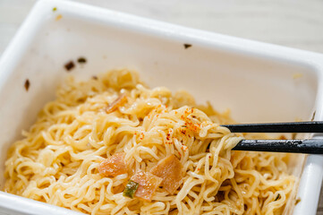 麺をつまんだ塩焼きそば