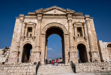 Obraz premium picturesque ruins of an ancient Greek city near the city of Jerash in Jordan on a sunny day