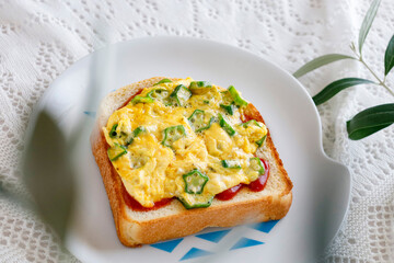 おくら入りスクランブルエッグを乗せたピザ風トースト