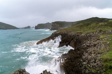 Olas rompiendo en los acantilados. Mar Cantábrico, Asturias, España.
