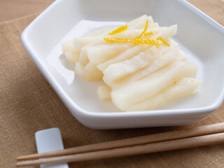 小皿に盛った柚子大根