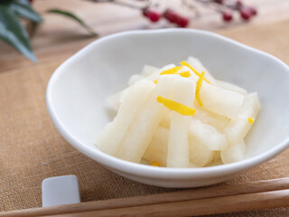 小皿に盛った柚子大根