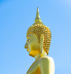 Obraz premium The illuminated yellow Buddha statue on the side of the Big Buddha It is a work of art that can be found throughout Thailand where people in the country are Buddhists.
