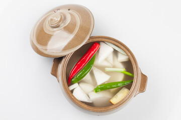 One of the radish kimchi. It is often soaked in winter, and boiled pickled radish is poured into cooled salt water and soaked.