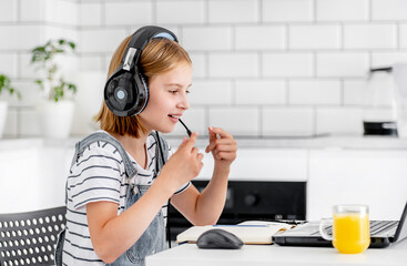 Naklejka premium Preteen girl on online lesson