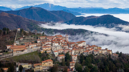 Il borgo del Sacro Monte di Varese in un mare di nebbia 