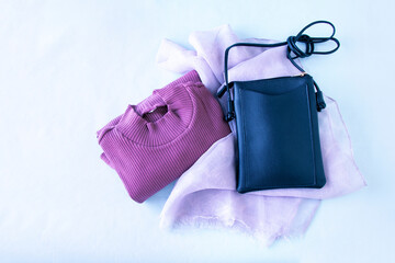 黒のスマホショルダー（スマホポシェット・スマホポーチ・サコッシュ）と薄紫のスカーフとシャツ