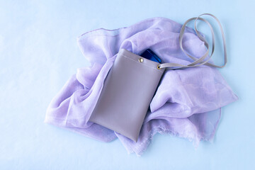 Obraz na płótnie Canvas ベージュのスマホショルダー（スマホポシェット・スマホポーチ・サコッシュ）と薄紫のスカーフ