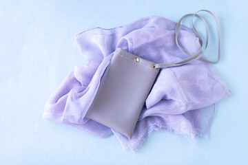 ベージュのスマホショルダー（スマホポシェット・スマホポーチ・サコッシュ）と薄紫のスカーフ