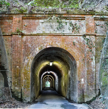 レトロな煉瓦のトンネル
