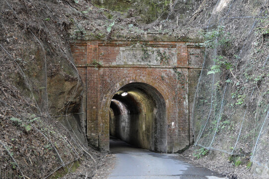 レトロな煉瓦のトンネル
