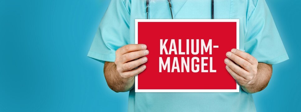 Arzt mit rotem Schild und blauem Hintergrund warnt vor Symptomen einer Kaliummangel-Krankheit (Hypokali&auml;mie) in Textform.