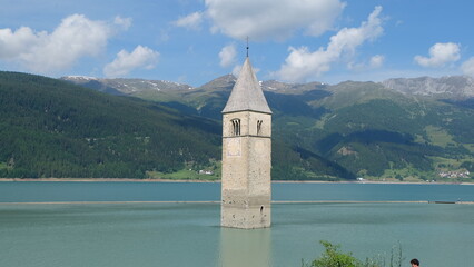 Rechensee Pass in Italien mit Kirchturm