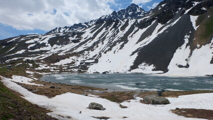 Fototapeta premium Pass in der Schweiz an gefrorenem See