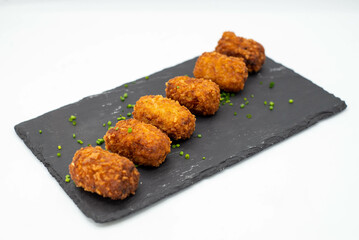 Racion de croquetas gourmet de pollo, marisco y jamon
