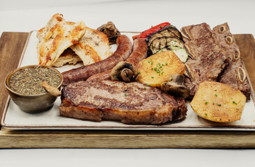 Parrillada de carne de calidad variada con patata asada 
