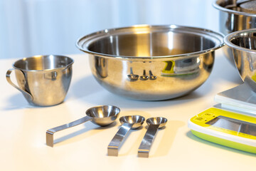 テーブルの上のさまざまなキッチン用品
