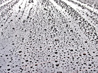 Wassertropfen auf glänzender Oberfläche