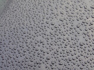 Wassertropfen auf glänzender Oberfläche