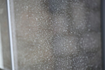 Regentropfen an Fensterscheibe