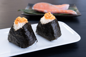 朝食に鮭おにぎり2個