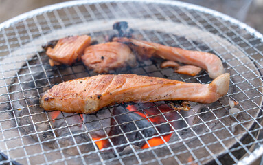 七輪で鮭を焼く