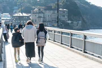 江ノ島旅行をする母親と娘と息子