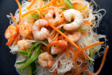 Spaghetti di riso conditi con gamberi e verdure, cibo asiatico