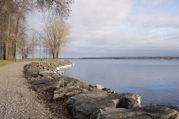 piste cyclable avec courbe au bord de l'eau
