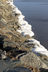 Rocher et neige au bord de l'eau