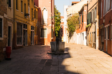 Fototapeta na wymiar Arch passageway leading to a canal in Venice, Italy.