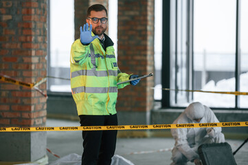Obraz premium Dead body is on the ground. Detectives are collecting evidence in a crime scene