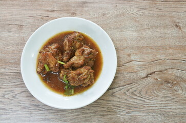 fried chicken drumsticks with garlic and black pepper gravy sauce stew on plate